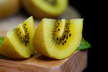 餐桌上的红宝石 红帽蒜苔的摄影美学与饮食文化